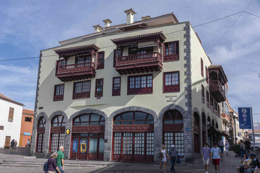 Tenerife 179 - Puerto de la Cruz - edificio El Muelle.jpg